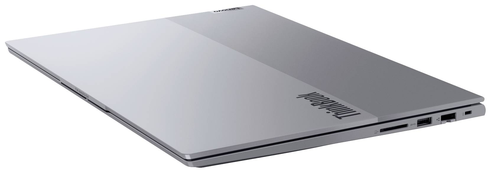 Ein geschlossenes silbernes Laptop von schräg hinten gezeigt, mit Markenlogo auf der Oberseite. Es hat schlanke Seiten und mehrere Anschlüsse.