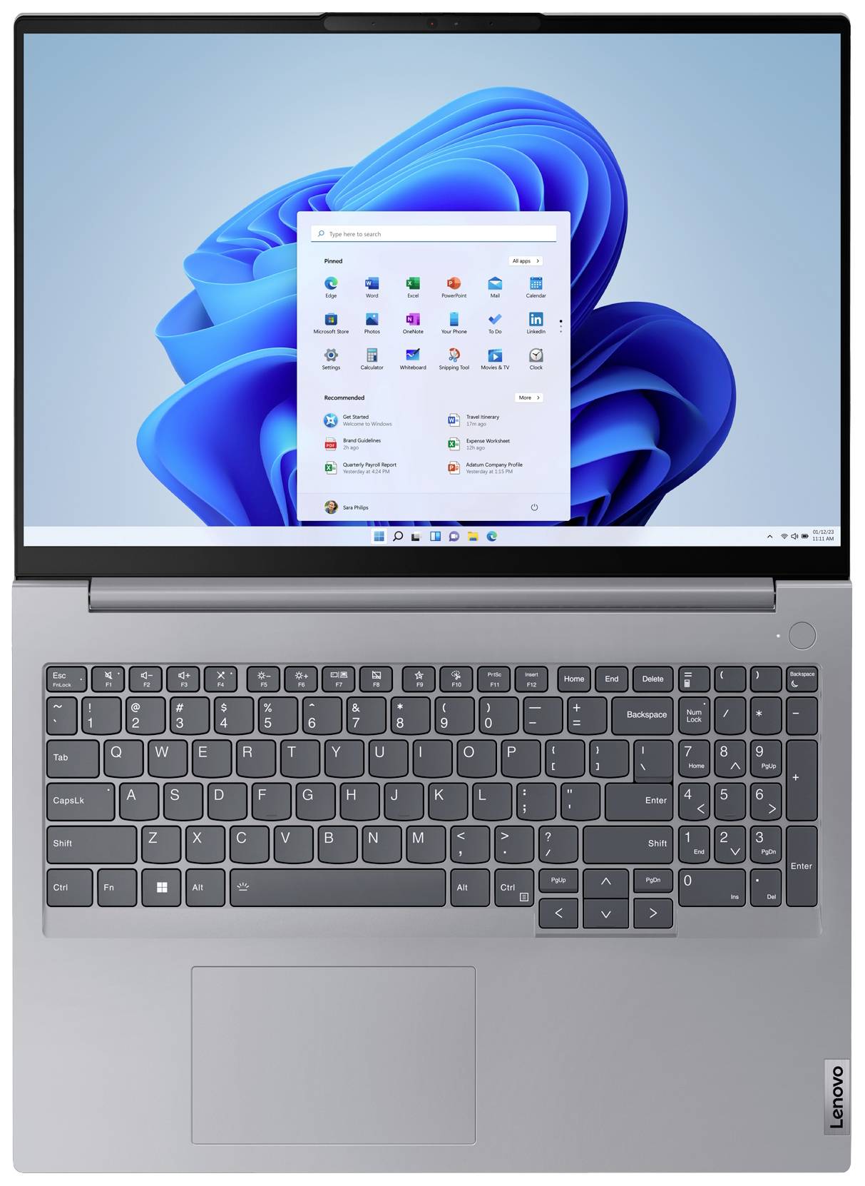 Silberner Laptop mit offenem Bildschirm, zeigt den Windows 11-Startbildschirm mit App-Symbolen auf blauem Hintergrund.
