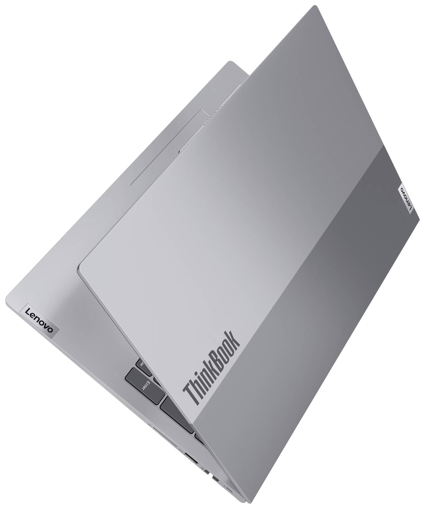 Silbernes, leicht geöffnetes Lenovo ThinkBook, teilweise von oben betrachtet, zeigt das Logo auf der Oberseite des Laptops.