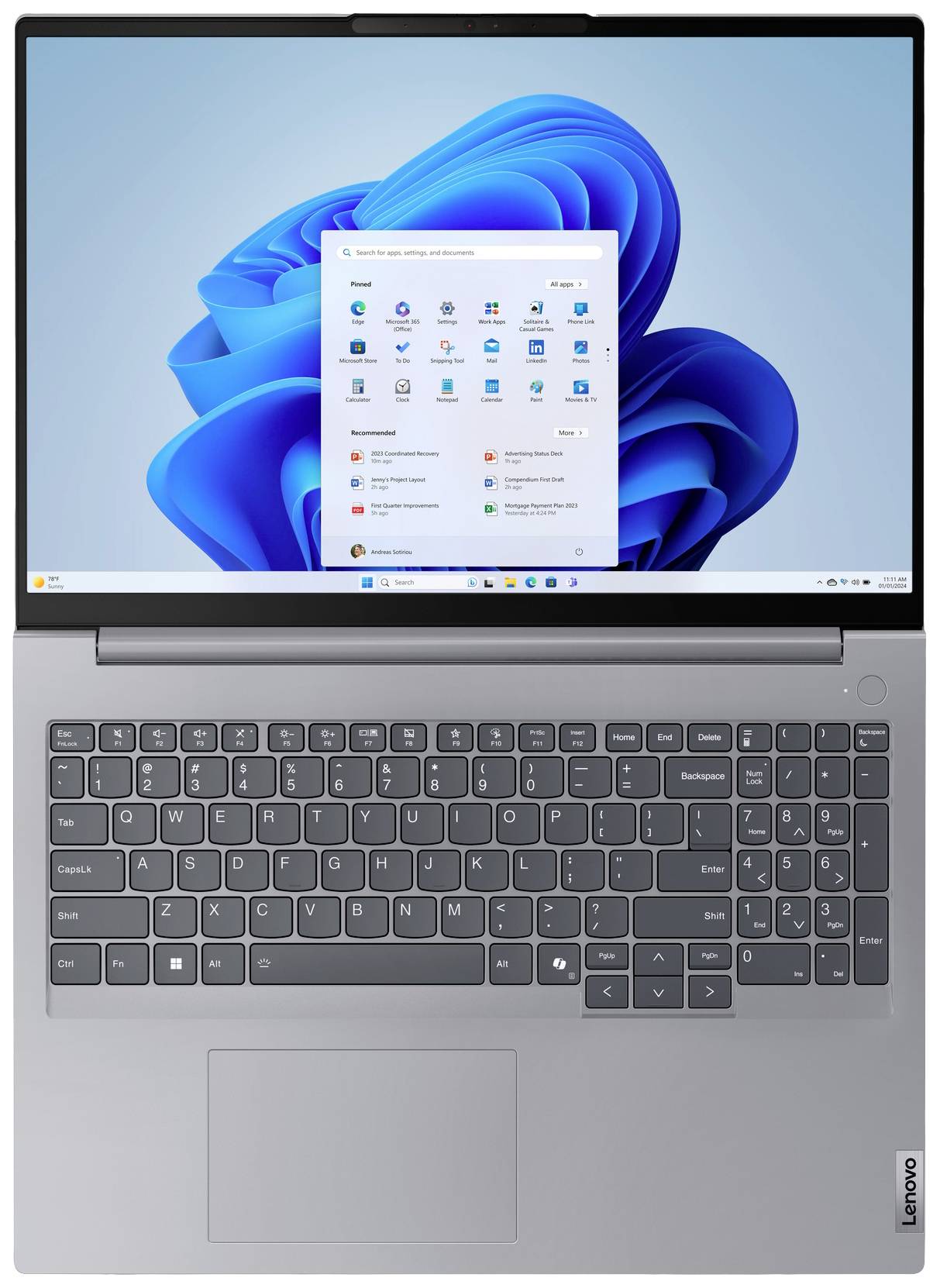 Ein Laptop mit aufgeklapptem Bildschirm zeigt den Windows-Startbildschirm mit Kacheln und Symbolen. Tastatur und Touchpad sichtbar.