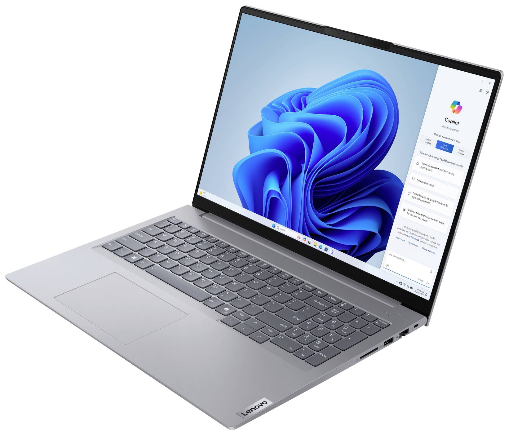 Ein silberner Laptop mit geöffnetem Bildschirm, auf dem Windows 11 ausgeführt wird. Tastatur und Trackpad sind sichtbar.