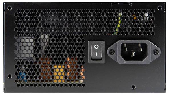 Ein schwarzes Computernetzteil mit schrägem Gitter, Netzschalter und dreipoligem Stromanschluss.