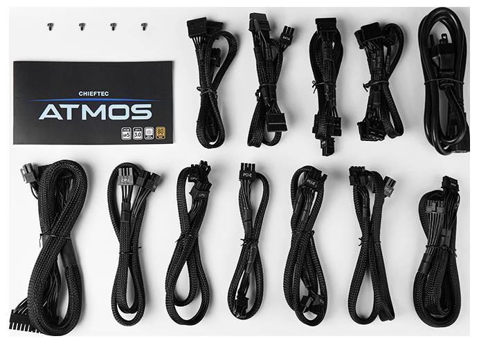 Mehrere schwarze Kabel und Schrauben liegen neben einer Packung mit dem Aufdruck 'Chieftec Atmos' auf einer weißen Oberfläche.