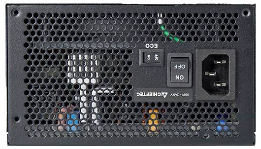 Ein Computernetzteil mit Lüftungsgitter und Netzschalter. Gehäuse in Schwarz mit sichtbaren Anschlüssen und interner Hardware.