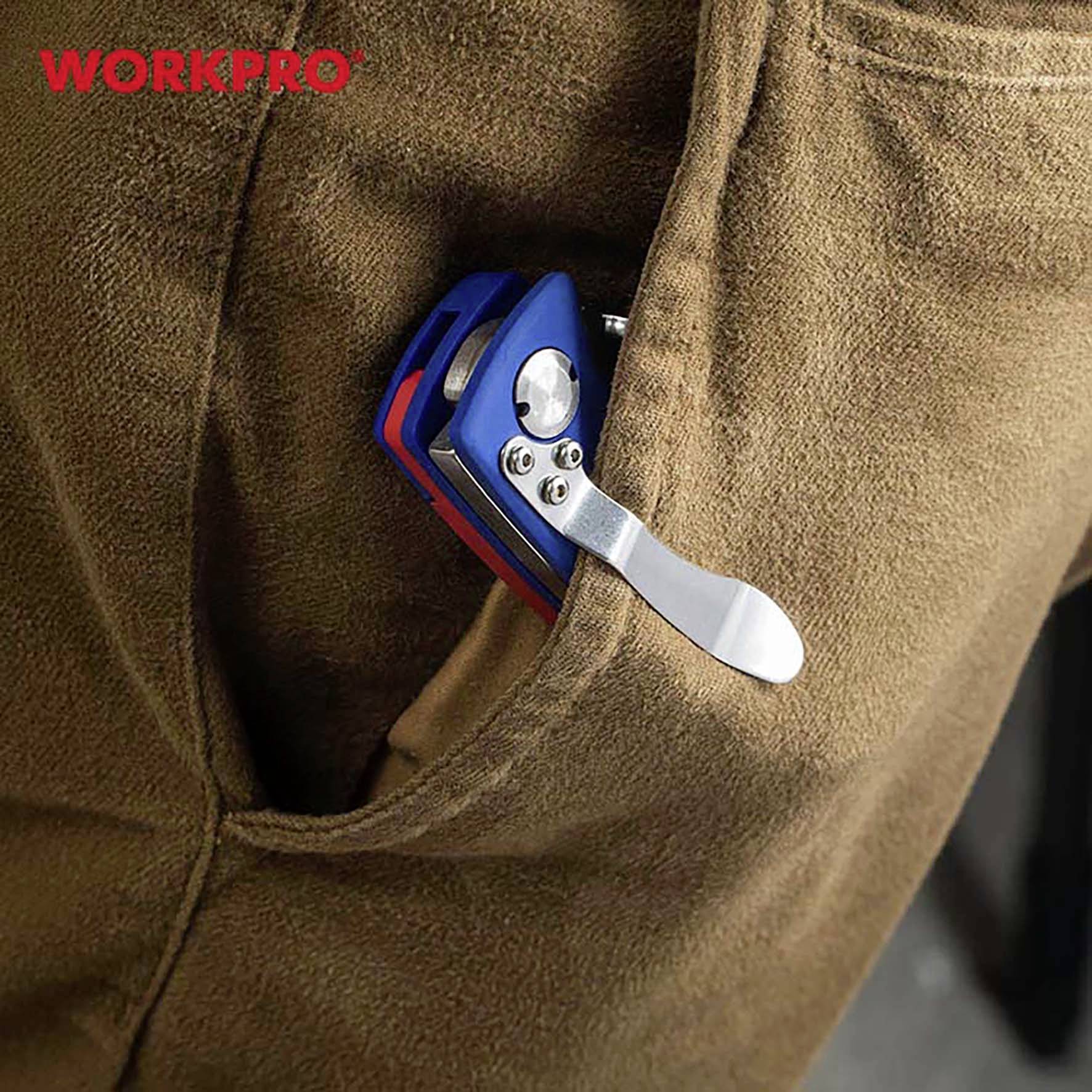 Ein blauer und roter Klappmesser-Clip ragt aus der Tasche einer braunen Hose heraus. Oberhalb steht der Markenname 'WORKPRO'.