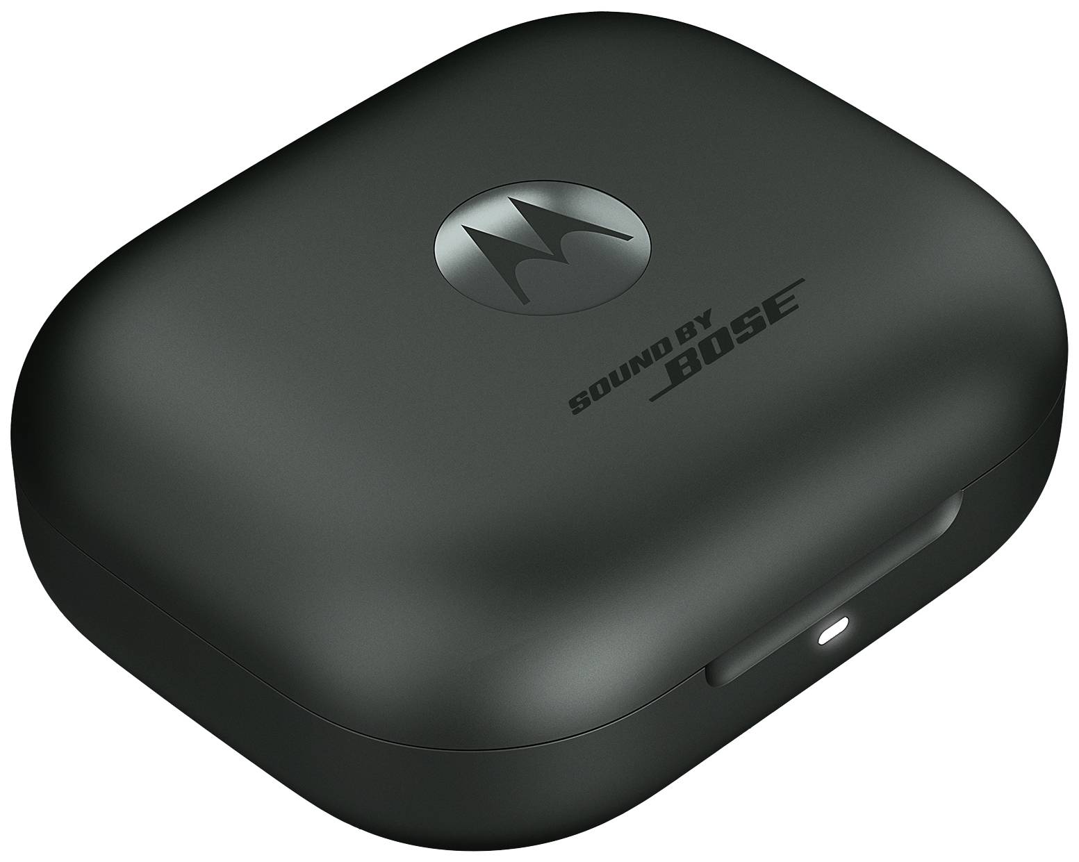 Ein schwarzes, quadratisches Etui mit gerundeten Ecken. Auf der Oberseite sind ein Logo und der Schriftzug 'Sound by Bose' zu sehen.