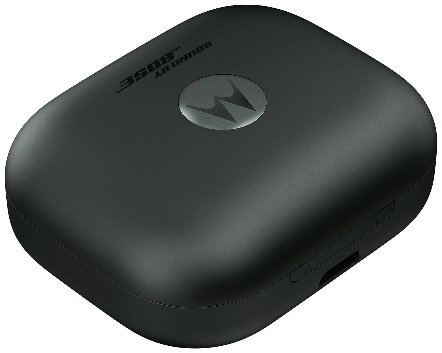 Schwarzes, quadratisches Bose-Ladegerät mit gerundeten Ecken, zentralem Logo und sichtbarem Anschluss.