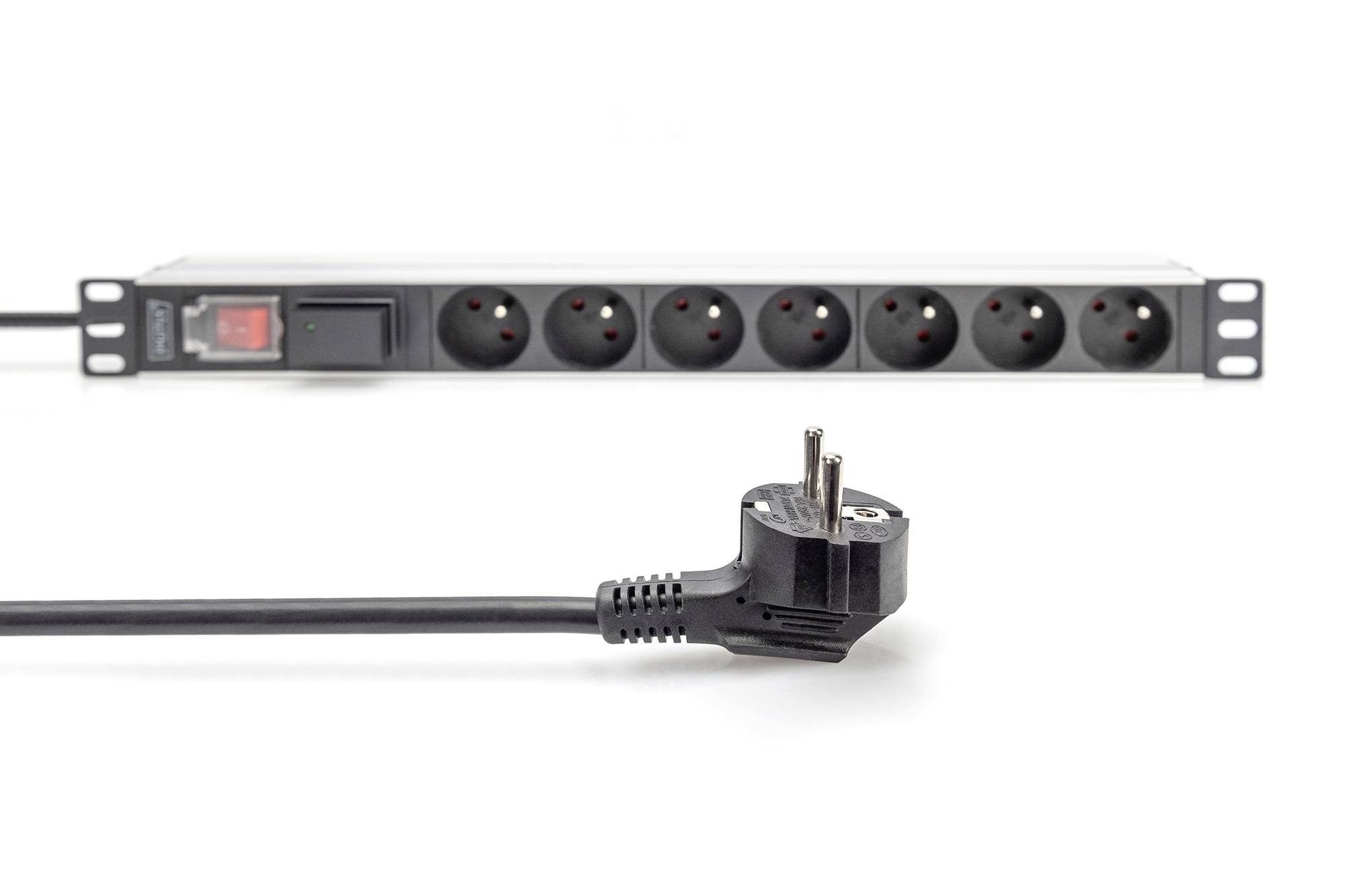 Steckdosenleiste mit sechs Steckplätzen und einem Netzstecker im Vordergrund. Ein/Aus-Schalter links an der Leiste.