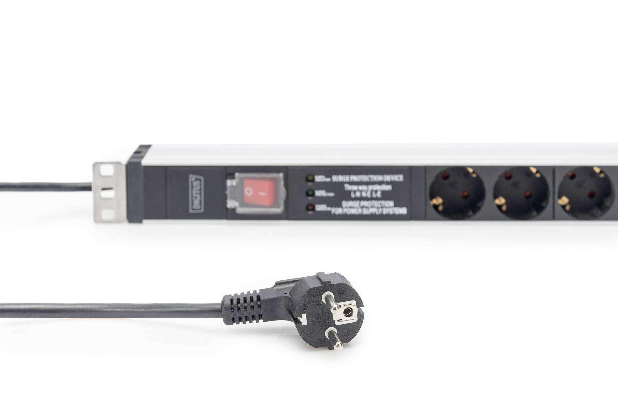 Stromleiste mit Überspannungsschutz, rotem Ein-/Ausschalter und schwarzen Steckdosen. Ein schwarzer Stecker liegt davor.