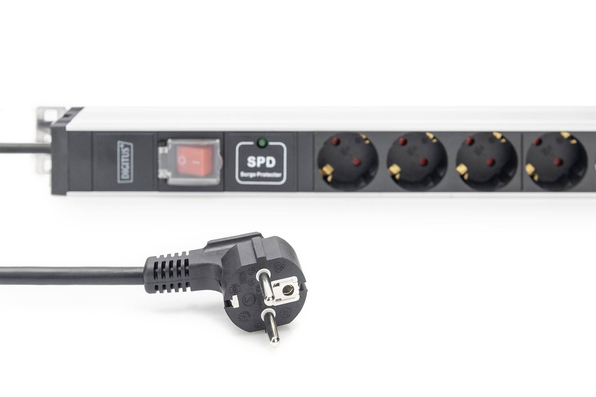 Mehrfachsteckdose mit Überspannungsschutz, Schalter und fünf Steckplätzen. Ein Stecker liegt davor.