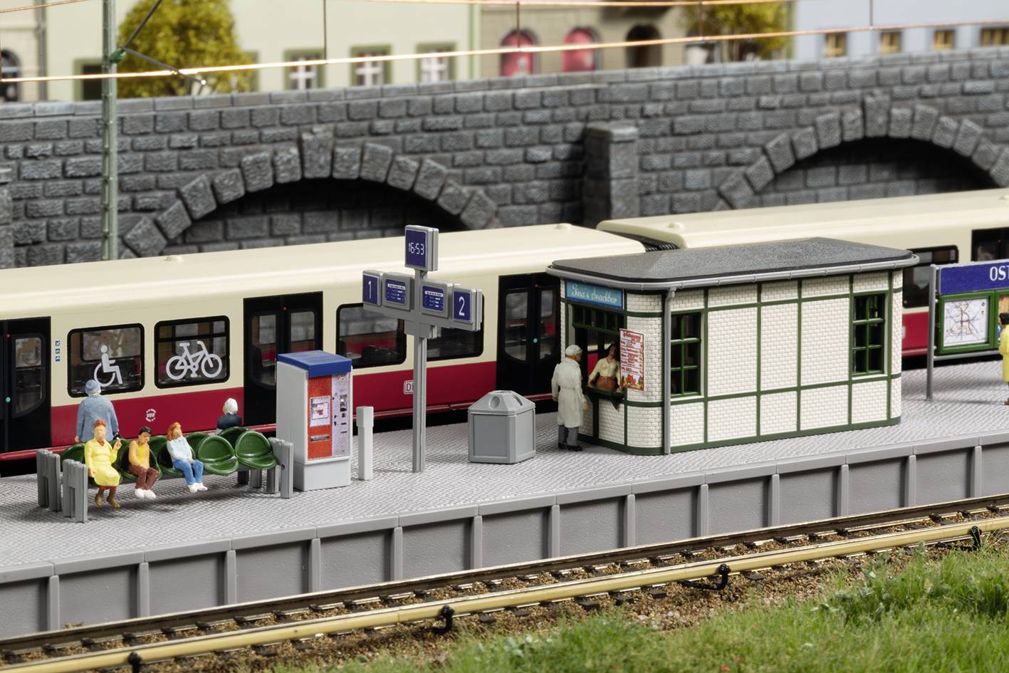 Auhagen 13356 TT S-Bahn Bahnsteigausstattung