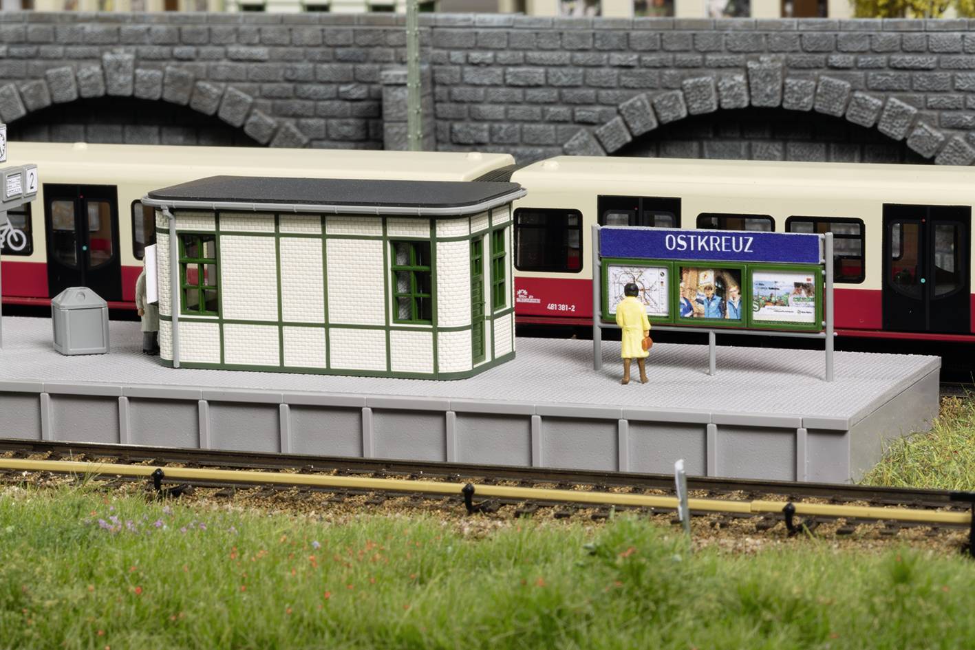 Auhagen 13356 TT S-Bahn Bahnsteigausstattung