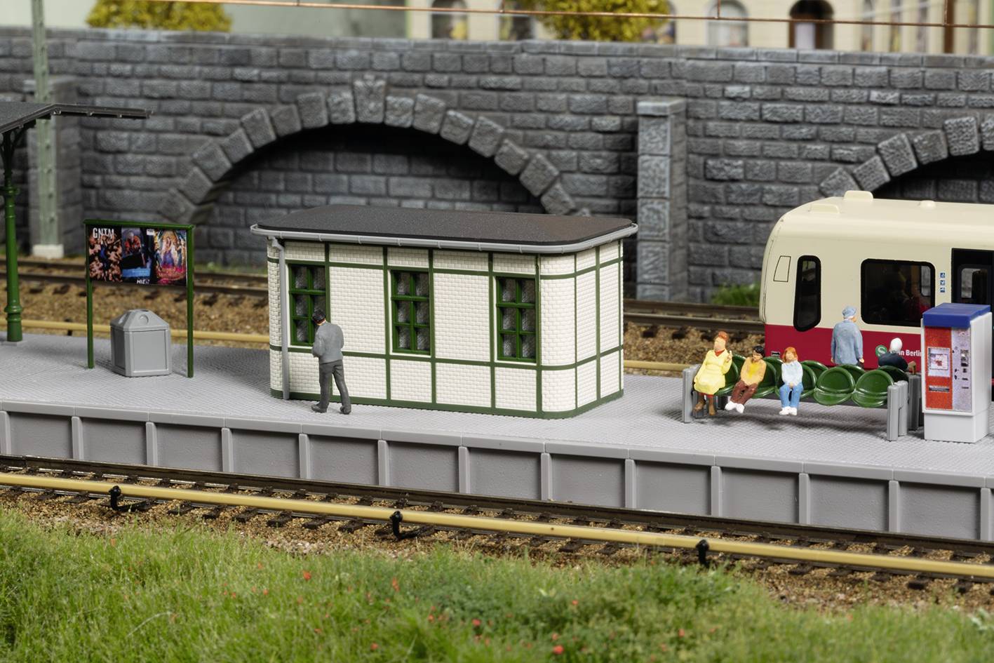 Auhagen 13356 TT S-Bahn Bahnsteigausstattung