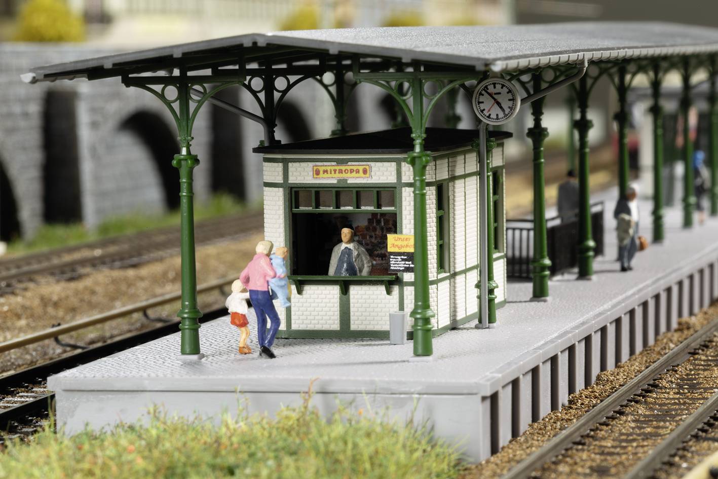 Auhagen 13356 TT S-Bahn Bahnsteigausstattung