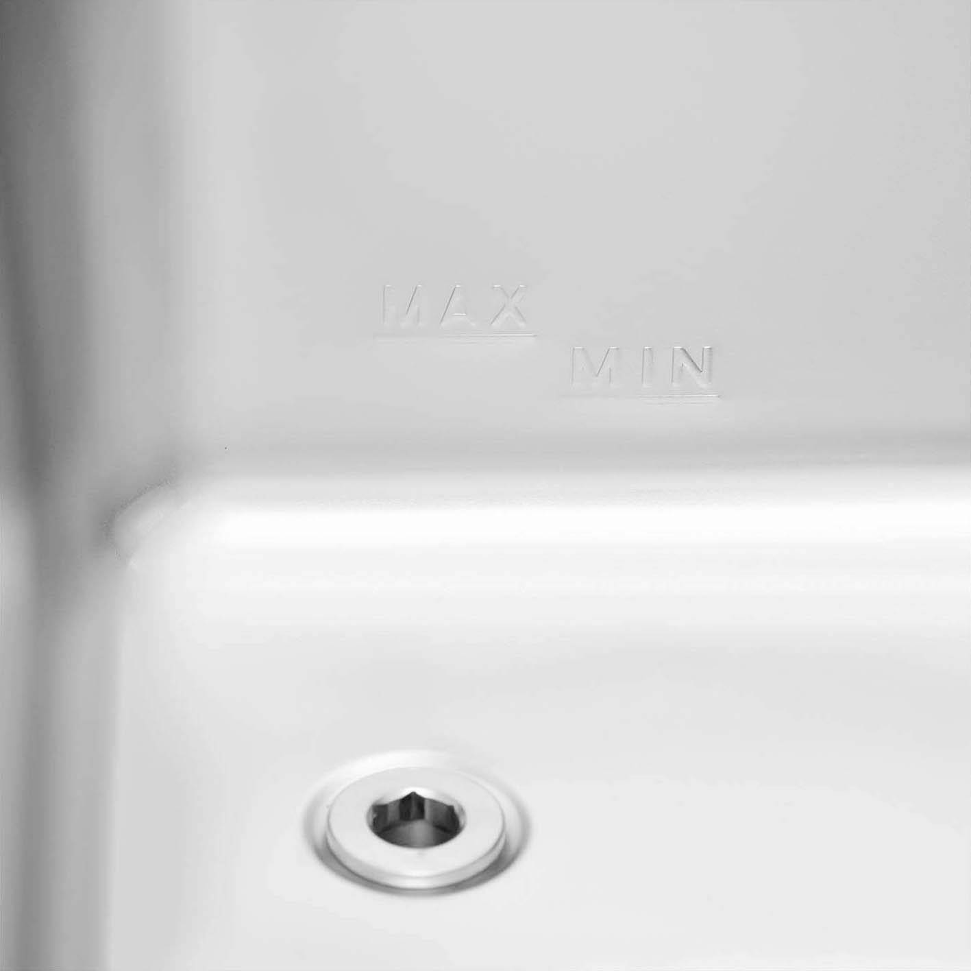 Close-up auf einen Teil eines Geräts mit Markierungen 'MAX' und 'MIN' sowie einem runden Metallteil, möglicherweise ein Ventil.