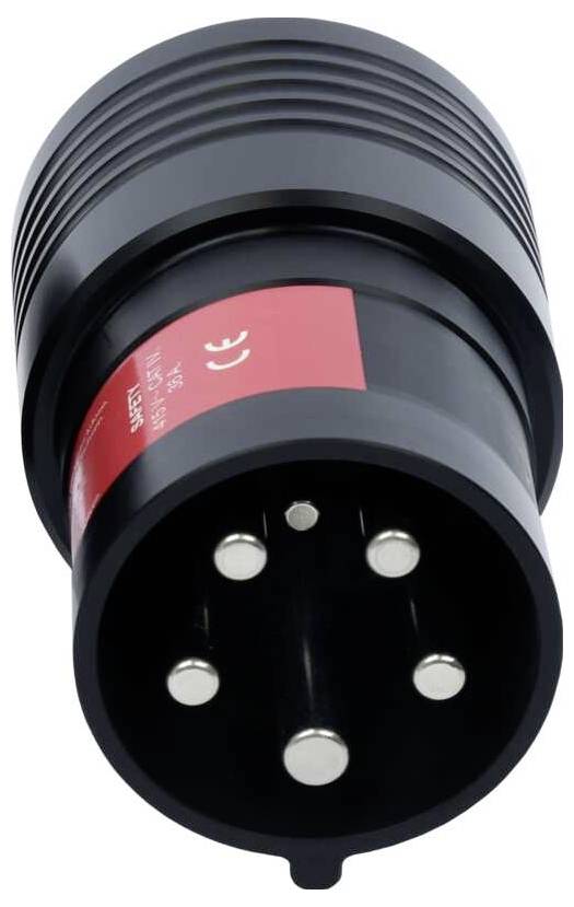 Schwarzer, zylindrischer Industrie-Stecker mit mehreren Metallstiften, rotem Etikett und CE-Kennzeichnung, auf weißen Hintergrund.