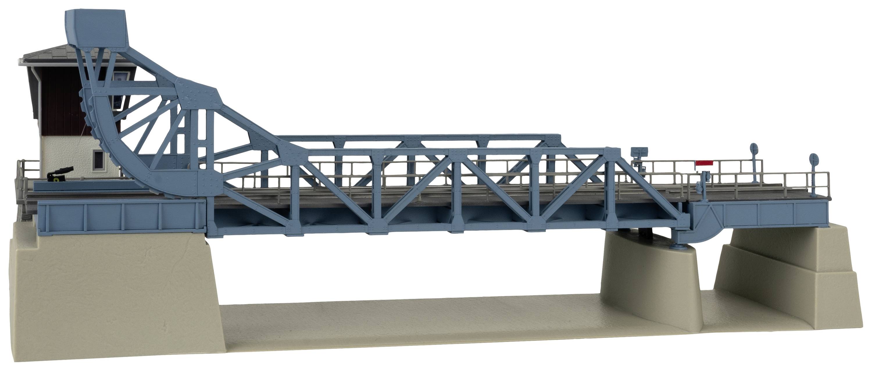Ein Modell einer blauen Hubbrücke auf grauen Fundamenten. Die Brücke hat ein Kontrollhaus auf der linken Seite.