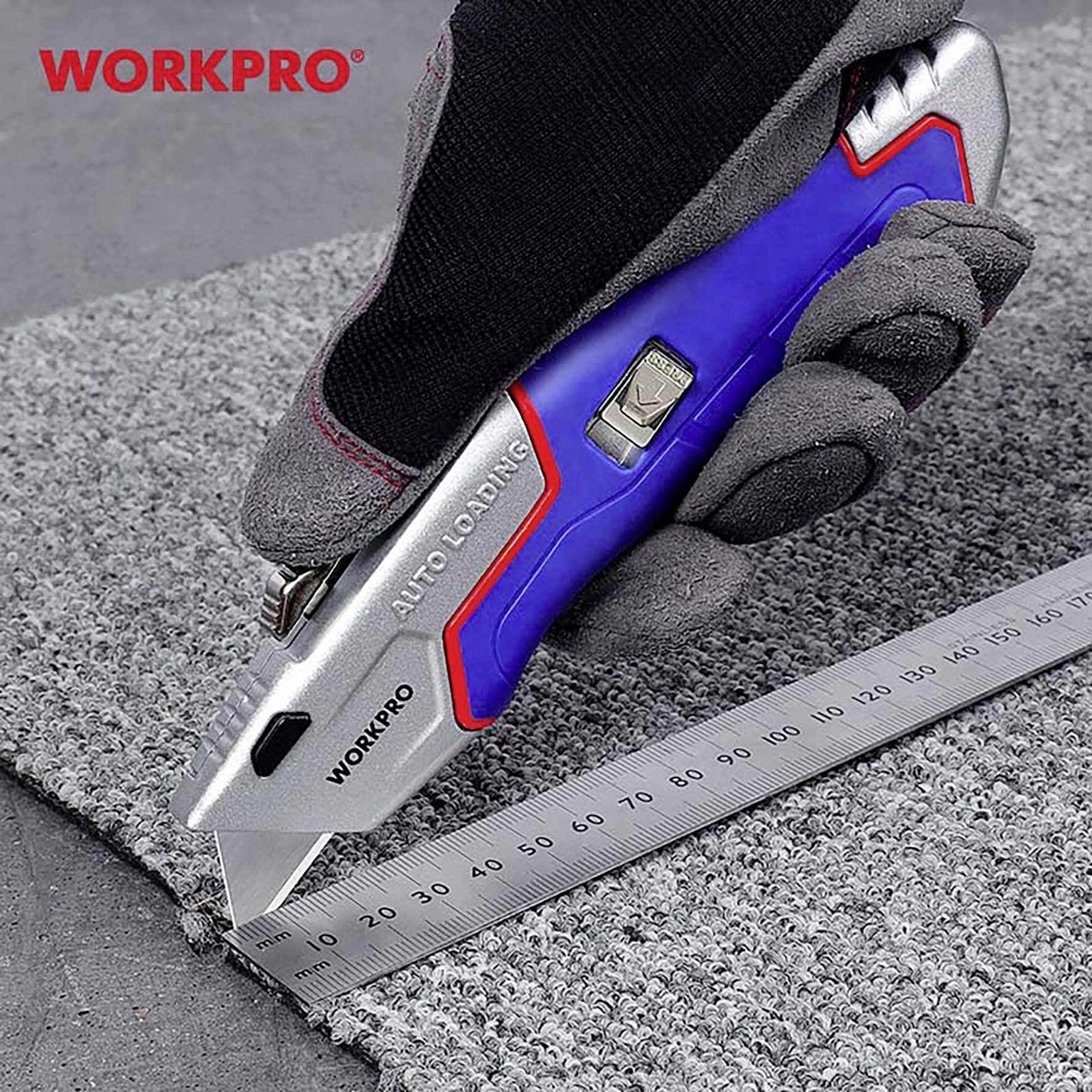 Person schneidet Teppich mit einem blauen Universalmesser auf einem Lineal. Oben links steht 'WORKPRO'.