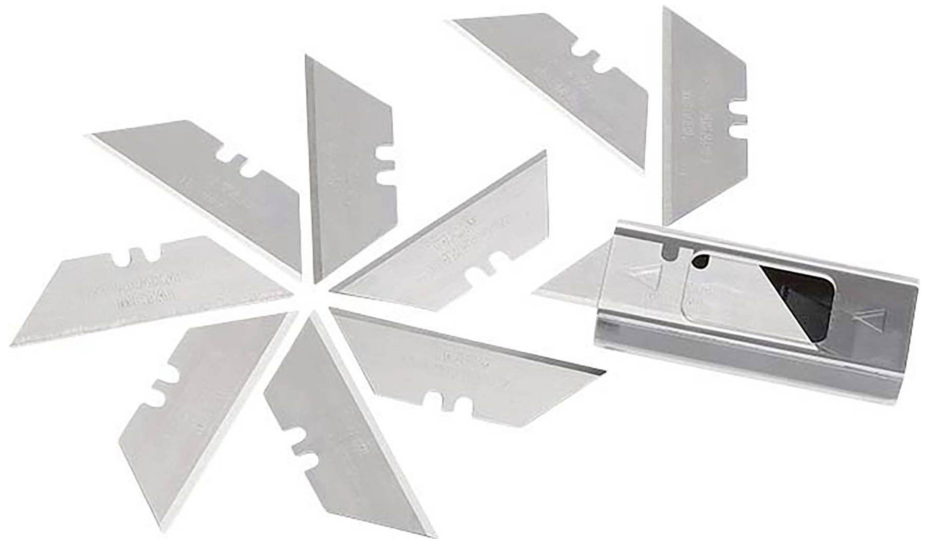 Acht trapezförmige Rasierklingen sind fächerförmig angeordnet, rechts daneben liegt ein Rasierklingenhalter aus Metall.