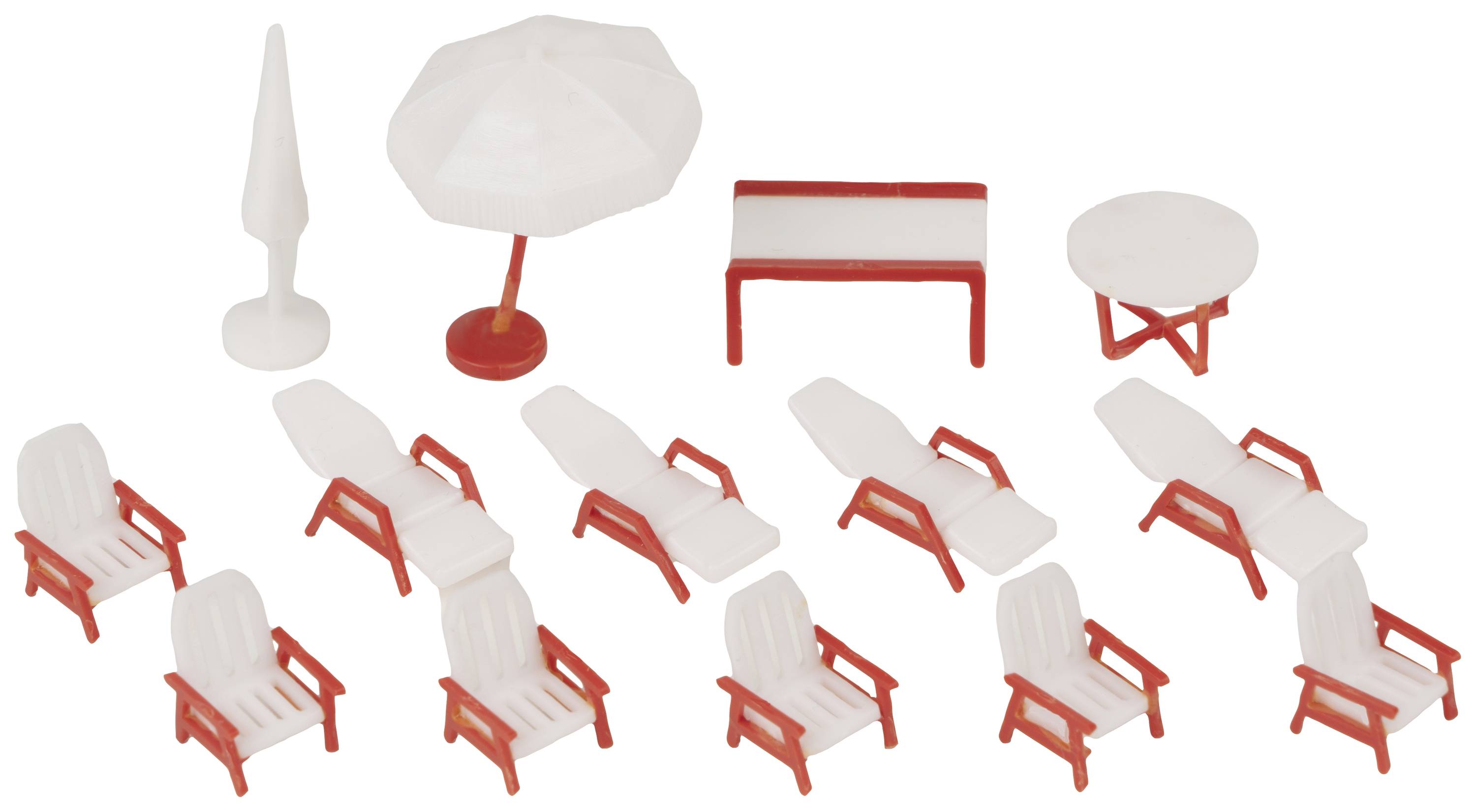Eine Sammlung von weißen und roten Miniaturmöbeln: Liegestühle, Stühle, ein Tisch, ein Sonnenschirm und eine Bank.