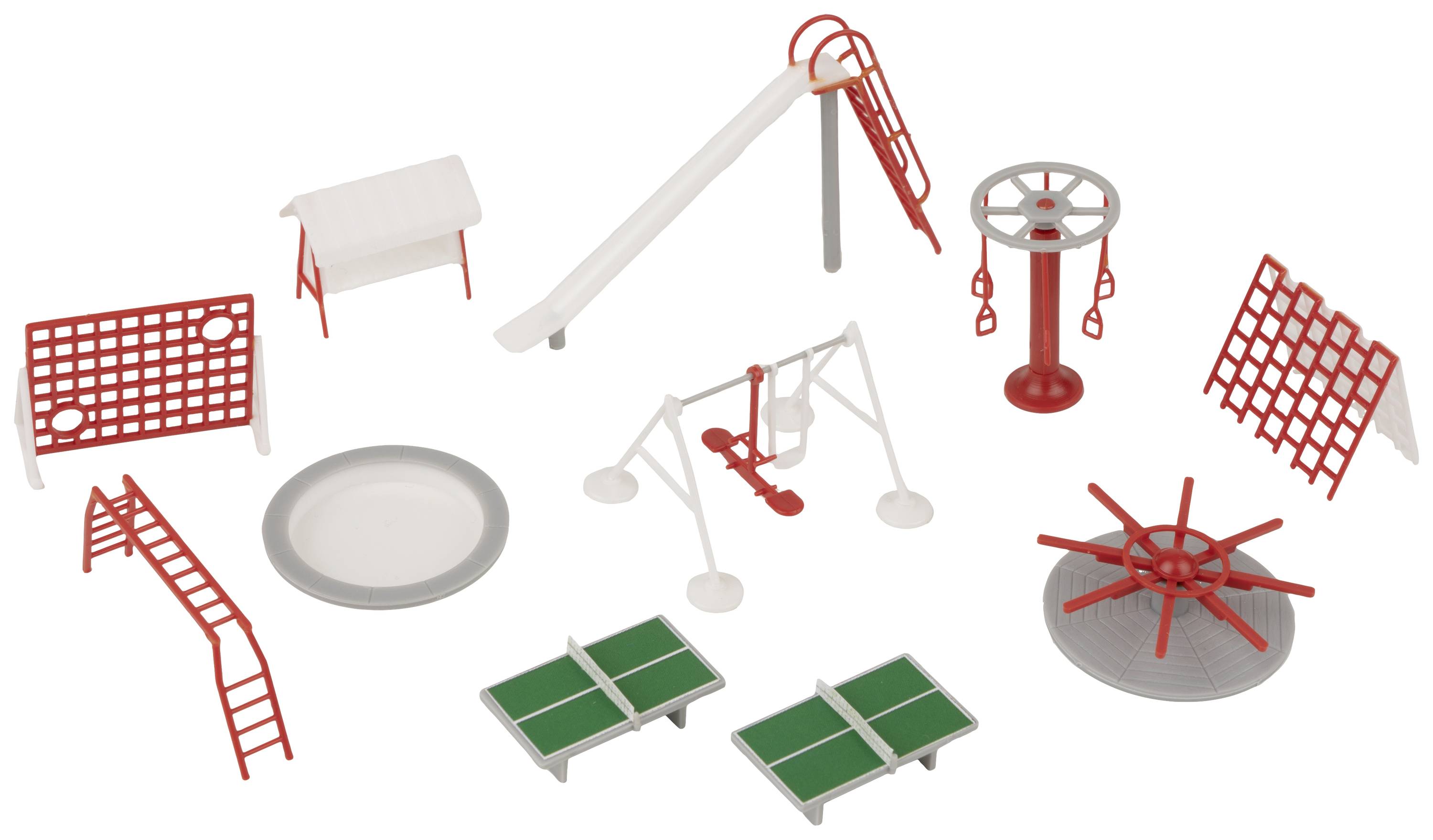 Verschiedene Spielplatzgeräte aus Miniaturspielzeug, darunter eine Rutsche, Schaukeln, Tischtennisplatte und Karussell, in Weiß und Rot.