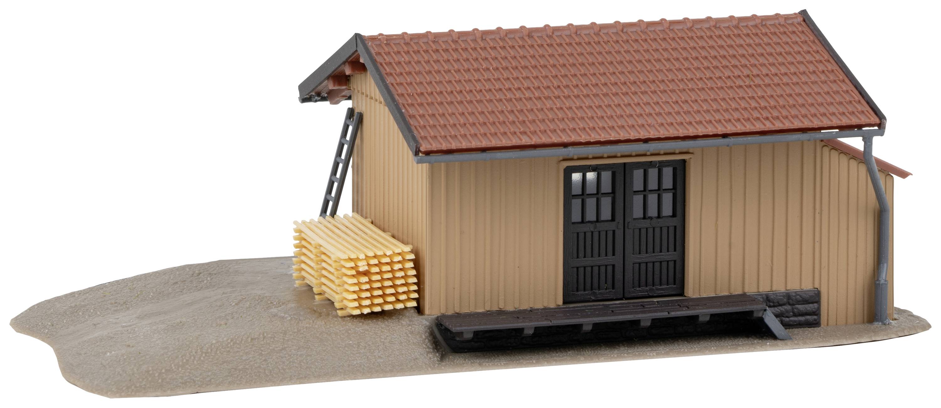 Kleines Gebäude mit Satteldach und Holzwänden. Stapel gelber Bretter an der Seite. Matte Oberfläche des Bodens.