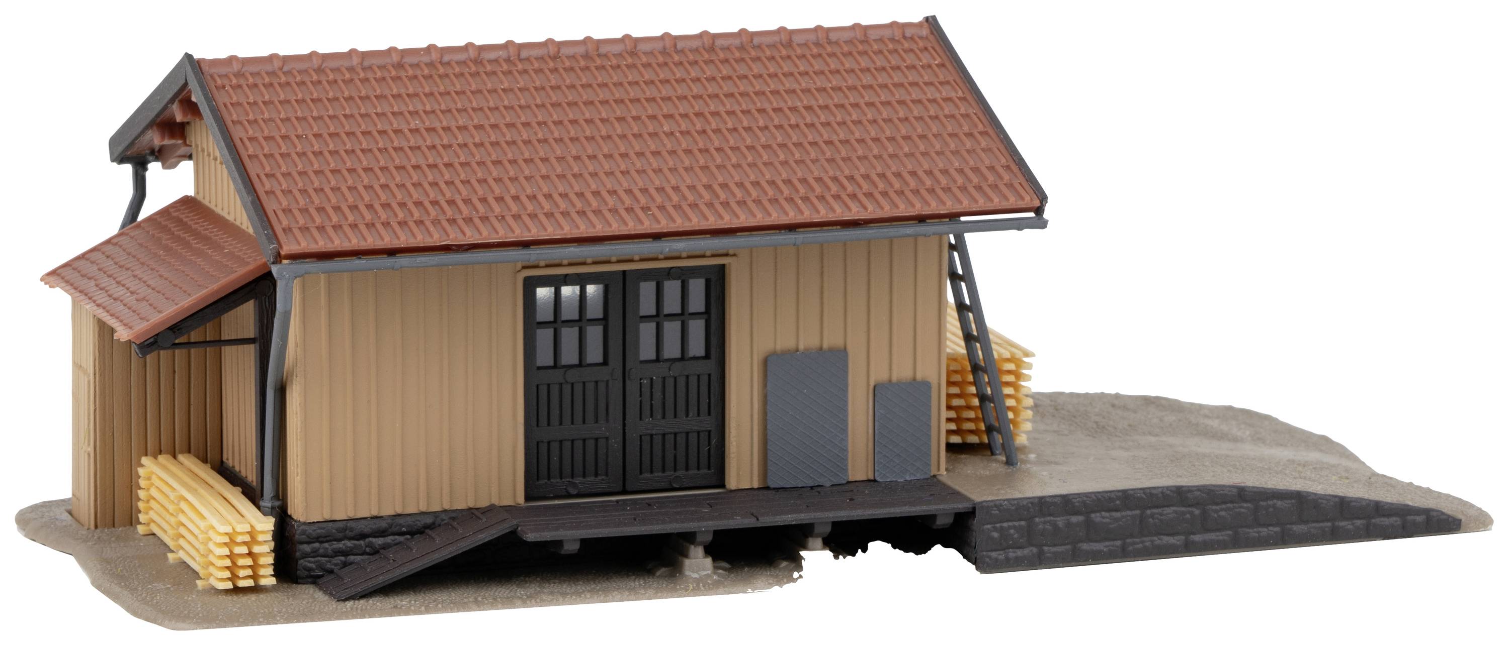 Ein kleines Modell einer Lagerhütte mit rotem Dach und Holzdetails. Stapel von Baumaterialien liegen daneben.