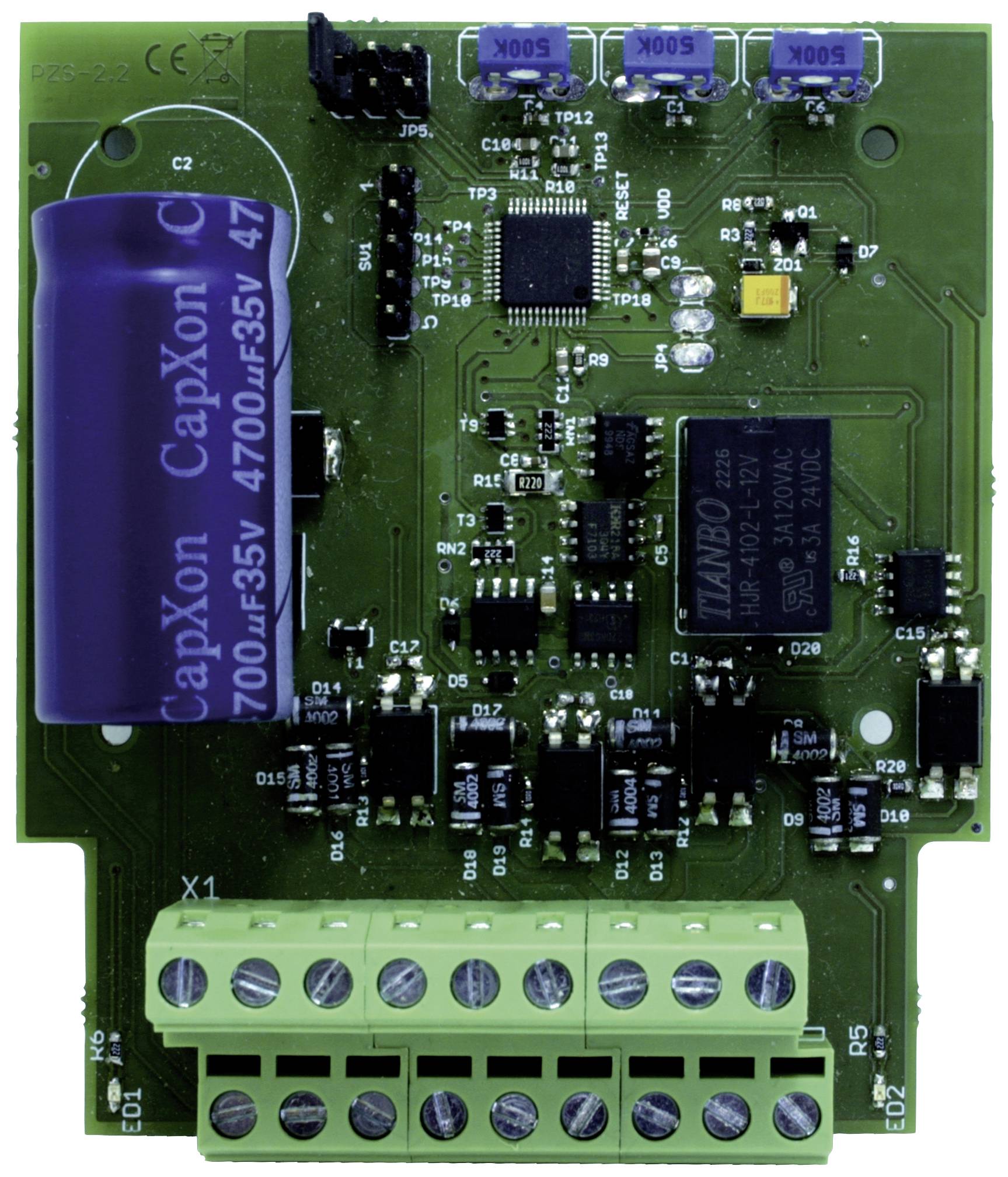 Elektronische Leiterplatte mit mehreren Schaltkreisen, Kondensatoren und Anschlüssen, zentraler Mikrochip und grüner Steckleiste unten.