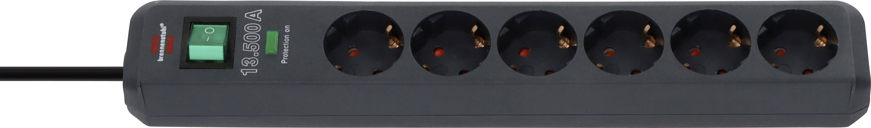 Schwarze Steckerleiste mit einem grünen Ein-/Ausschalter und sechs runden Steckdosen, horizontal angeordnet mit einem Stromkabel, das auf der linken Seite angebracht ist.
