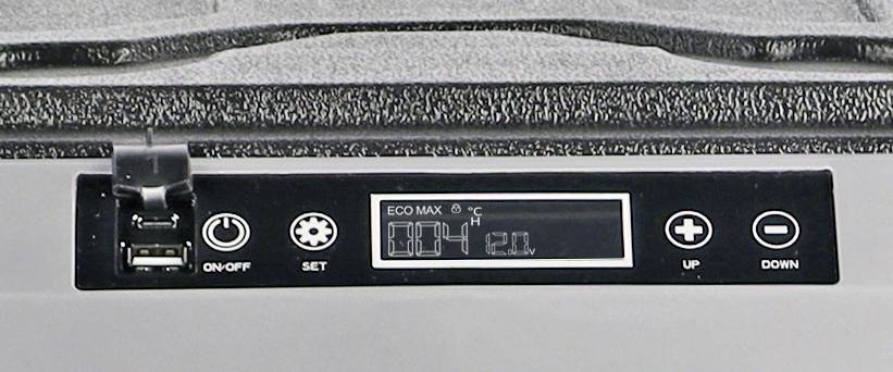 Digitales Bedienfeld eines Kühlschranks mit Temperatureinstellung, USB-Anschluss, und Bedienknöpfen für Ein/Aus, Temperatur und Einstellungen.