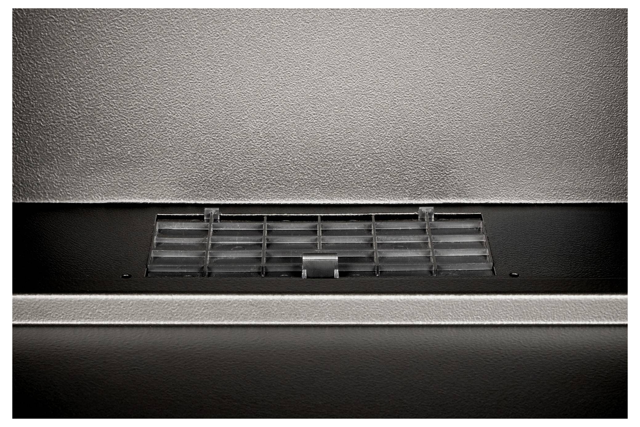 Belüftungsgitter in einer metallischen Oberfläche, zentrale Platzierung.