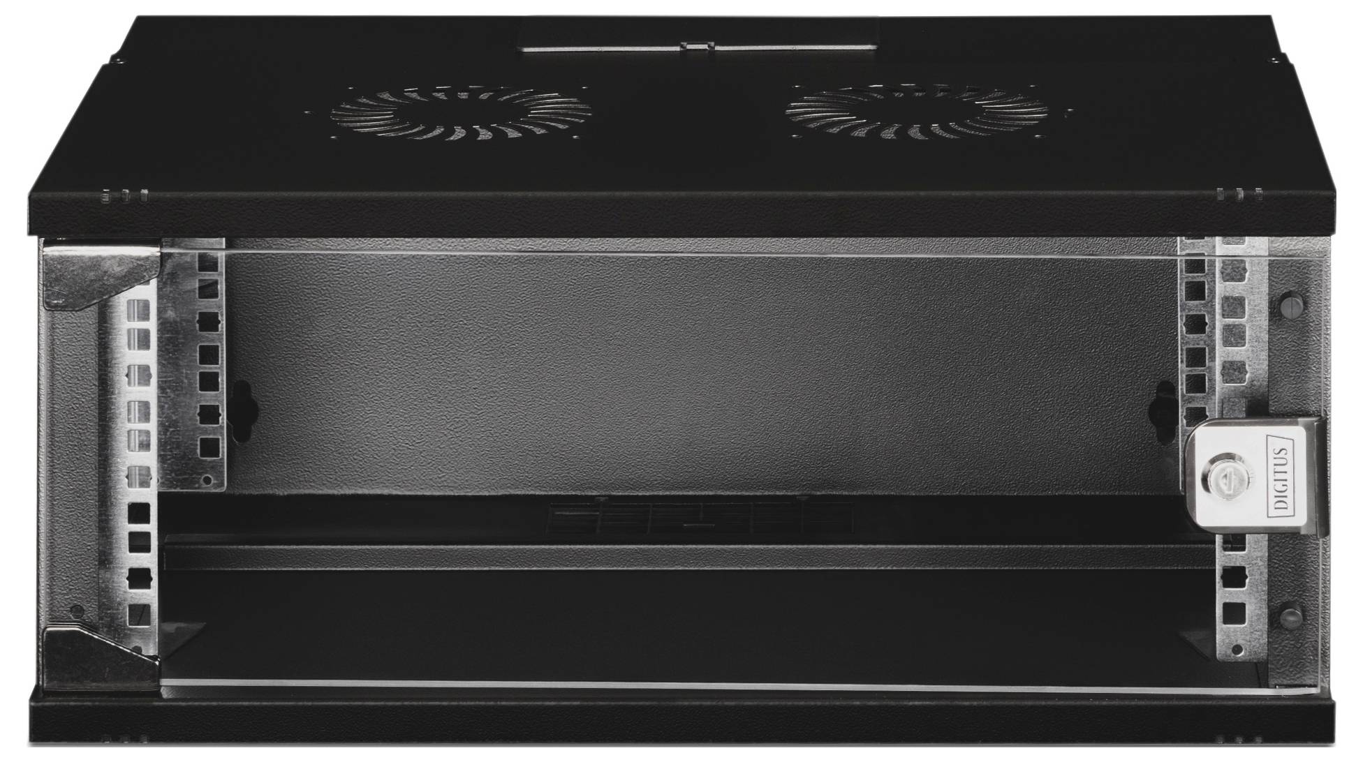 Schwarzes Metallgehäuse mit Lüftungsschlitzen auf der Oberseite. Vorderseite geöffnet, zeigt leeres Fach, geeignet für Geräteinstallation.