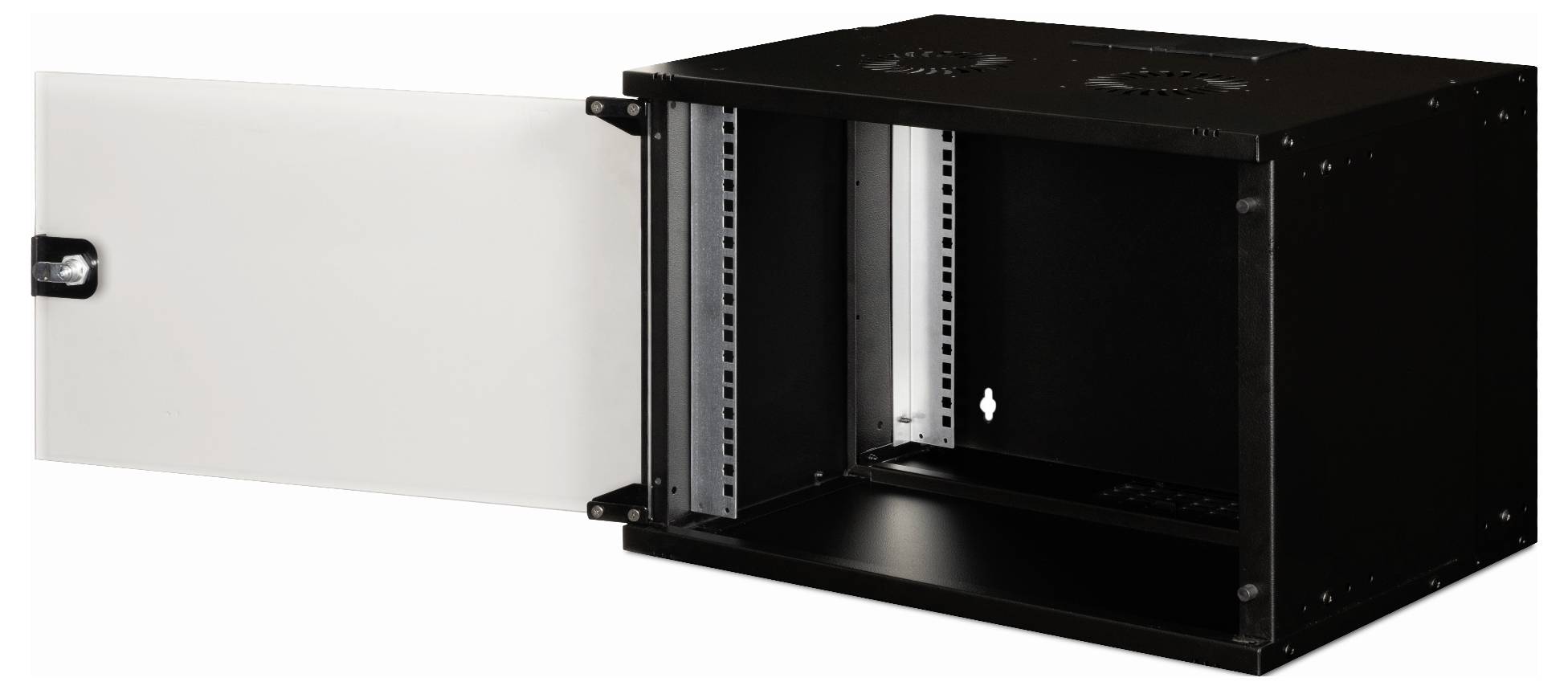 Ein offener schwarzer Wandgehäuseschrank, Tür links geöffnet. Ideal zur Montage von IT-Equipment in Netzwerkumgebungen.