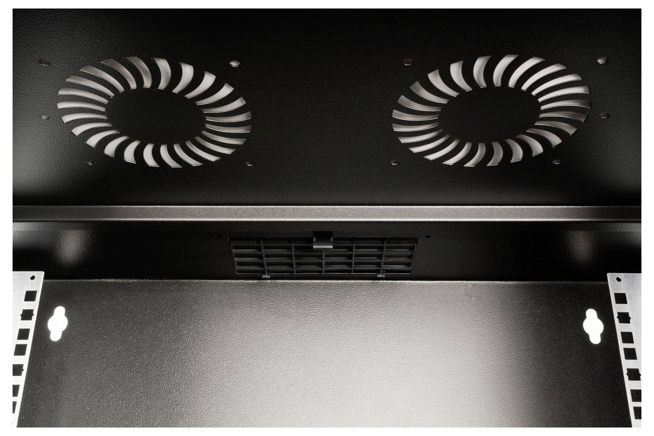 Ein schwarzes Gehäuse mit zwei sichtbaren Lüftern an der Oberseite. Lüftungsgitter in der Mitte für bessere Luftzirkulation.