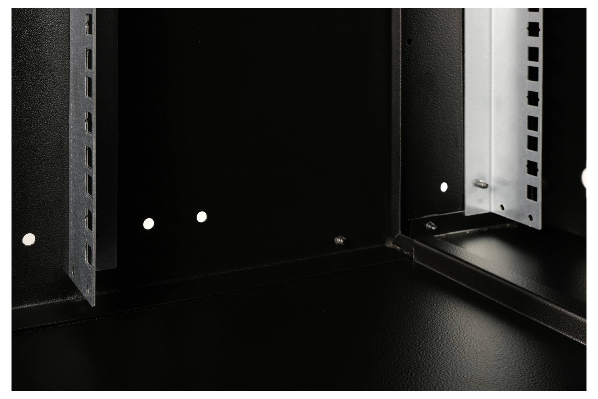 Einblick in das Innere eines schwarzen Metallgehäuses mit offenen Seiten, geeignet für den Einbau von IT-Ausrüstung oder elektronischen Geräten.