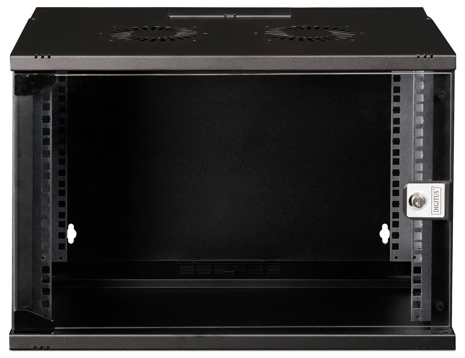 Schwarzes, leeres Wandgehäuse mit Belüftungslöchern oben und einem Schloss an der rechten Seite. Ideal zur sicheren Aufbewahrung von Geräten.