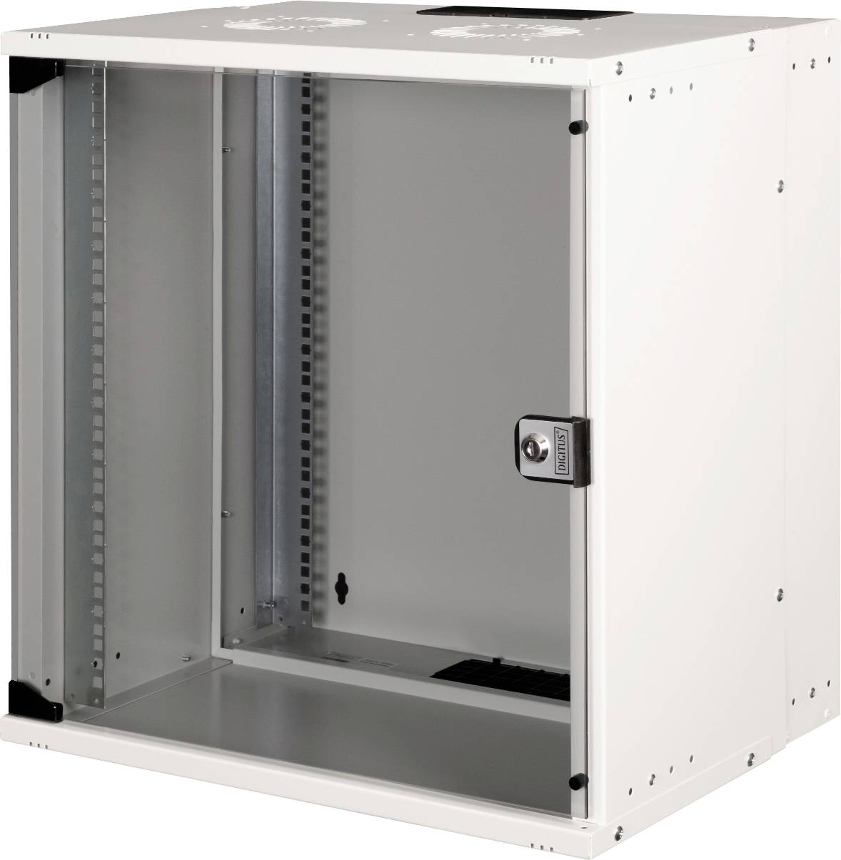 Ein leerer, offener Netzwerkschrank aus Metall, weißem Gehäuse mit schwarzem Schloss an der Tür, zur Aufnahme von IT-Geräten.