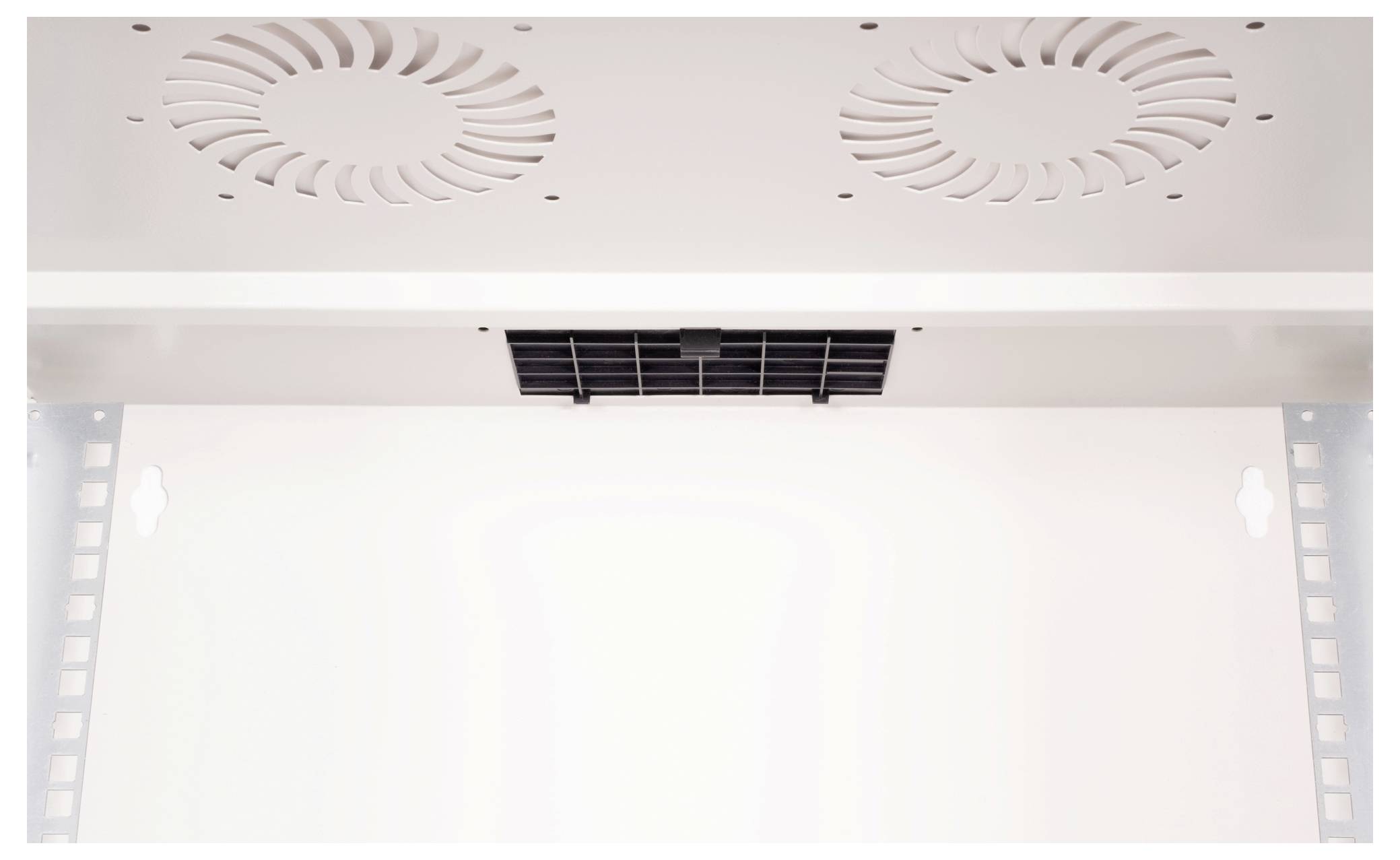 Das Bild zeigt die Innenansicht eines weißen Kühlgeräts mit zwei Ventilatoren oben und einem rechteckigen Luftgitter in der Mitte.