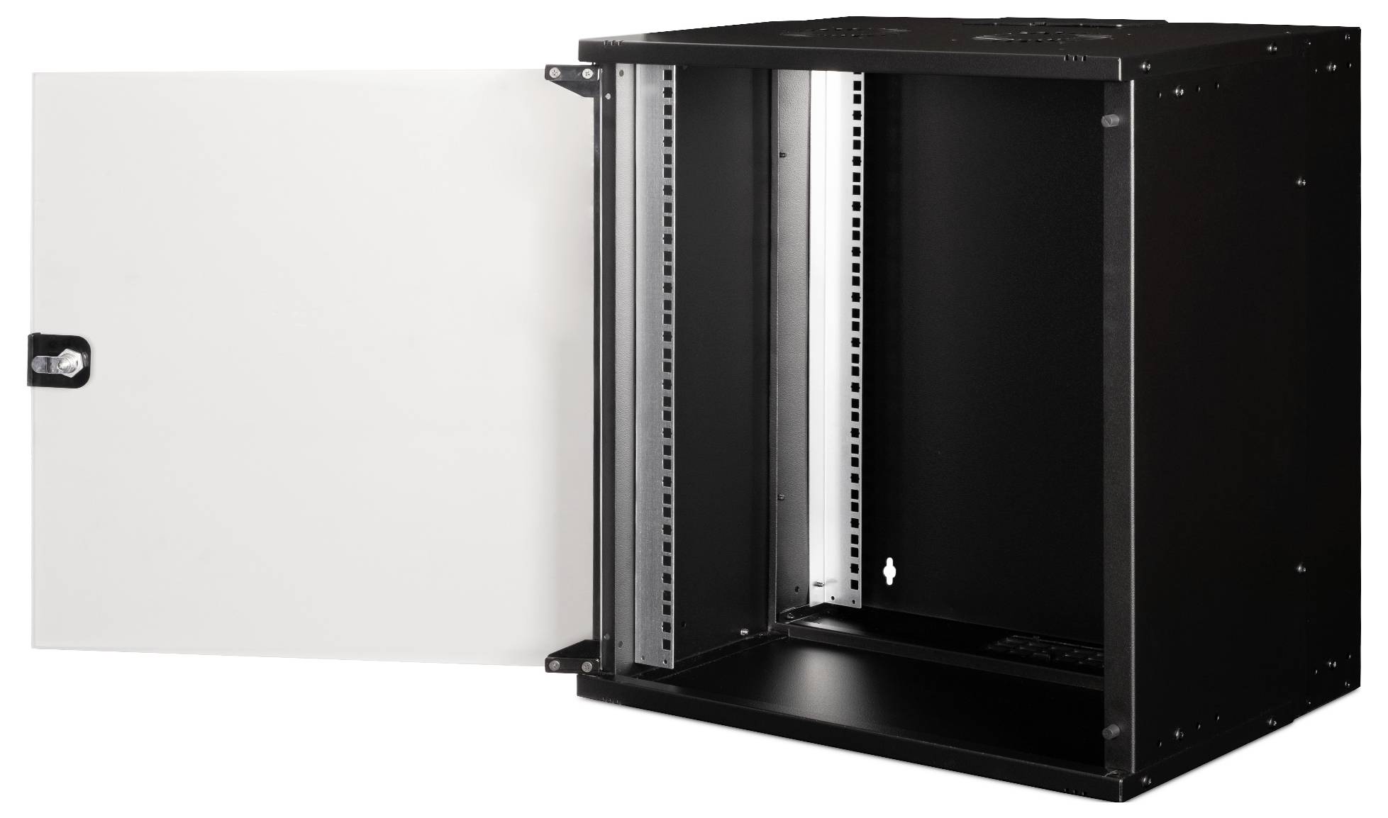 Ein schwarzer Server-Rack-Schrank mit geöffneter Tür zeigt leeren Innenraum und Montageschienen.