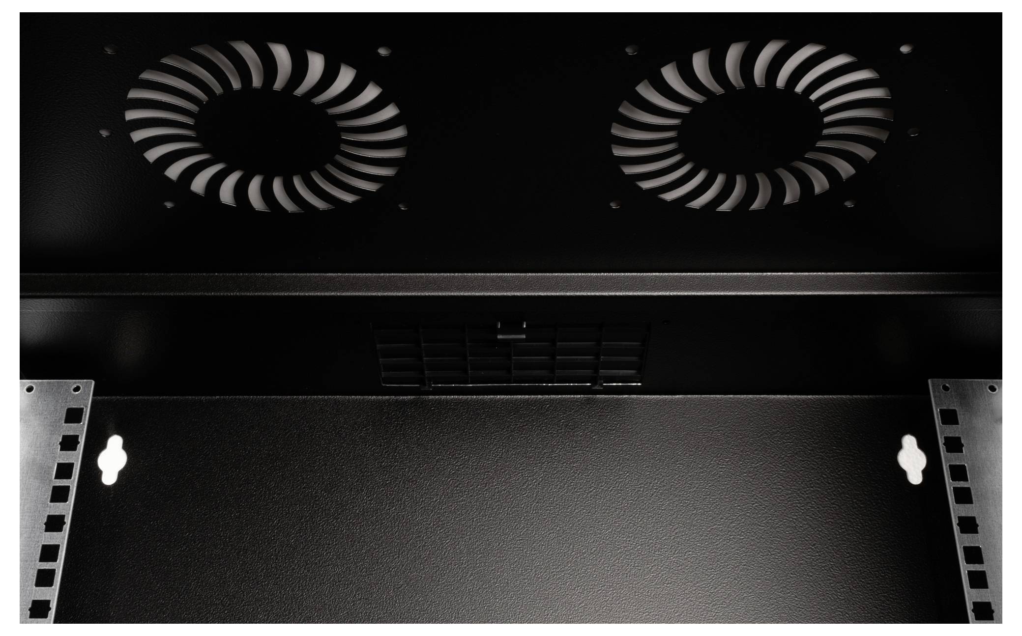 Innenansicht eines schwarzen Servergehäuses mit zwei Lüftern an der Oberseite zur Belüftung. Links und rechts befinden sich Halterungen für Geräte.