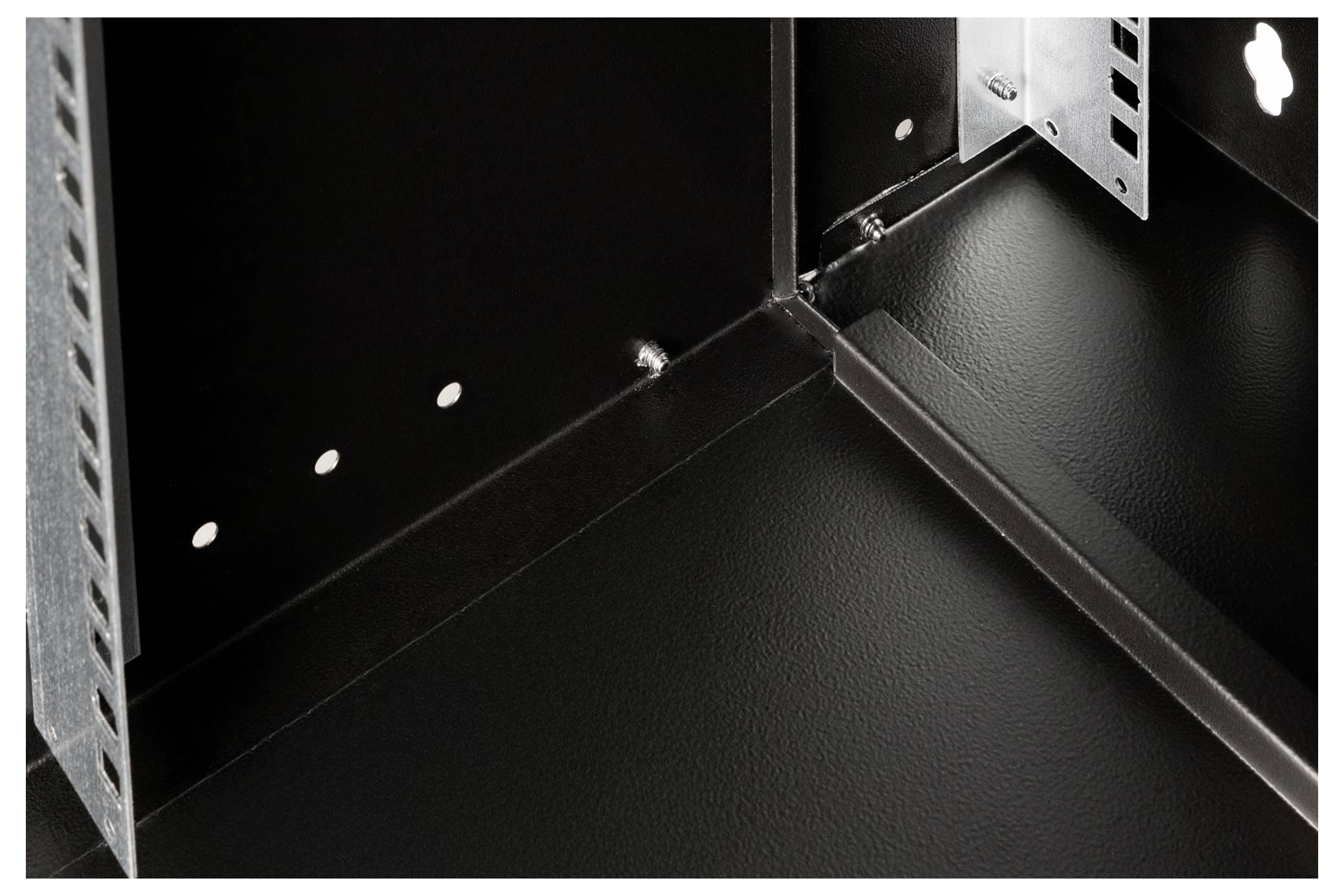 Ein schwarzer Metallkasten mit Lüftungslöchern an der Seite, zeigt Innenansicht. Geeignet für elektrische oder technische Installationen.