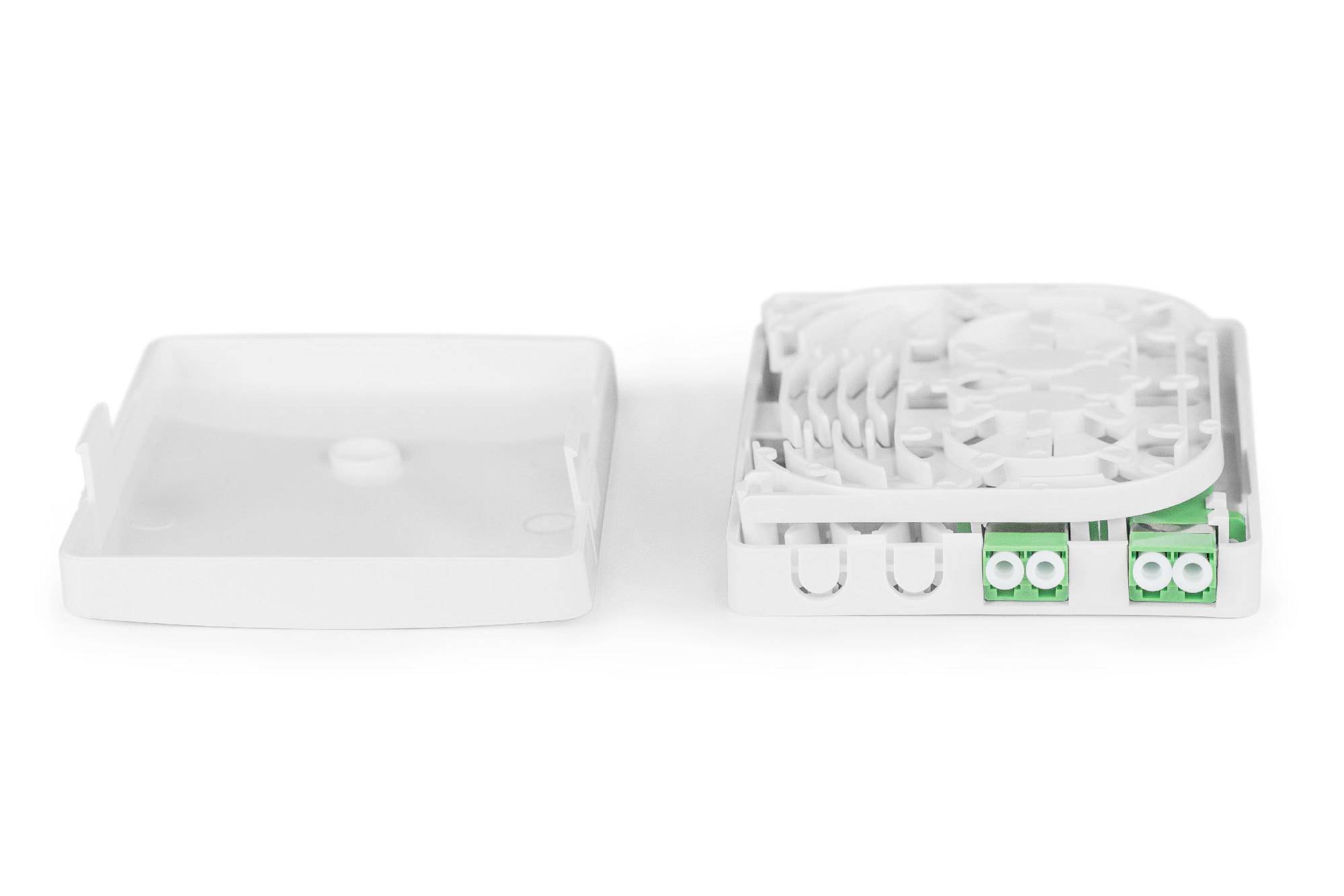 Ein weißes rechteckiges Gehäuse, teils geöffnet, mit grünen Steckplätzen und kreisförmiger Struktur, für Glasfaser-Verkabelung geeignet.