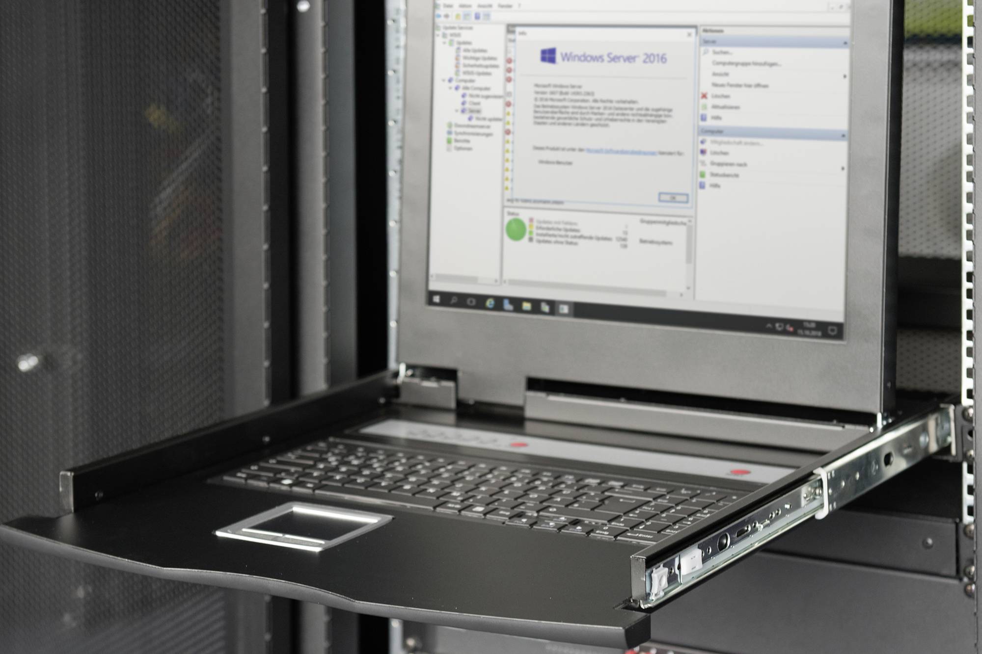 Ein Laptop in einem Server-Rack zeigt den Windows Server 2016 Manager-Bildschirm an, mit Verwaltungsoptionen für Server-Verwaltung.