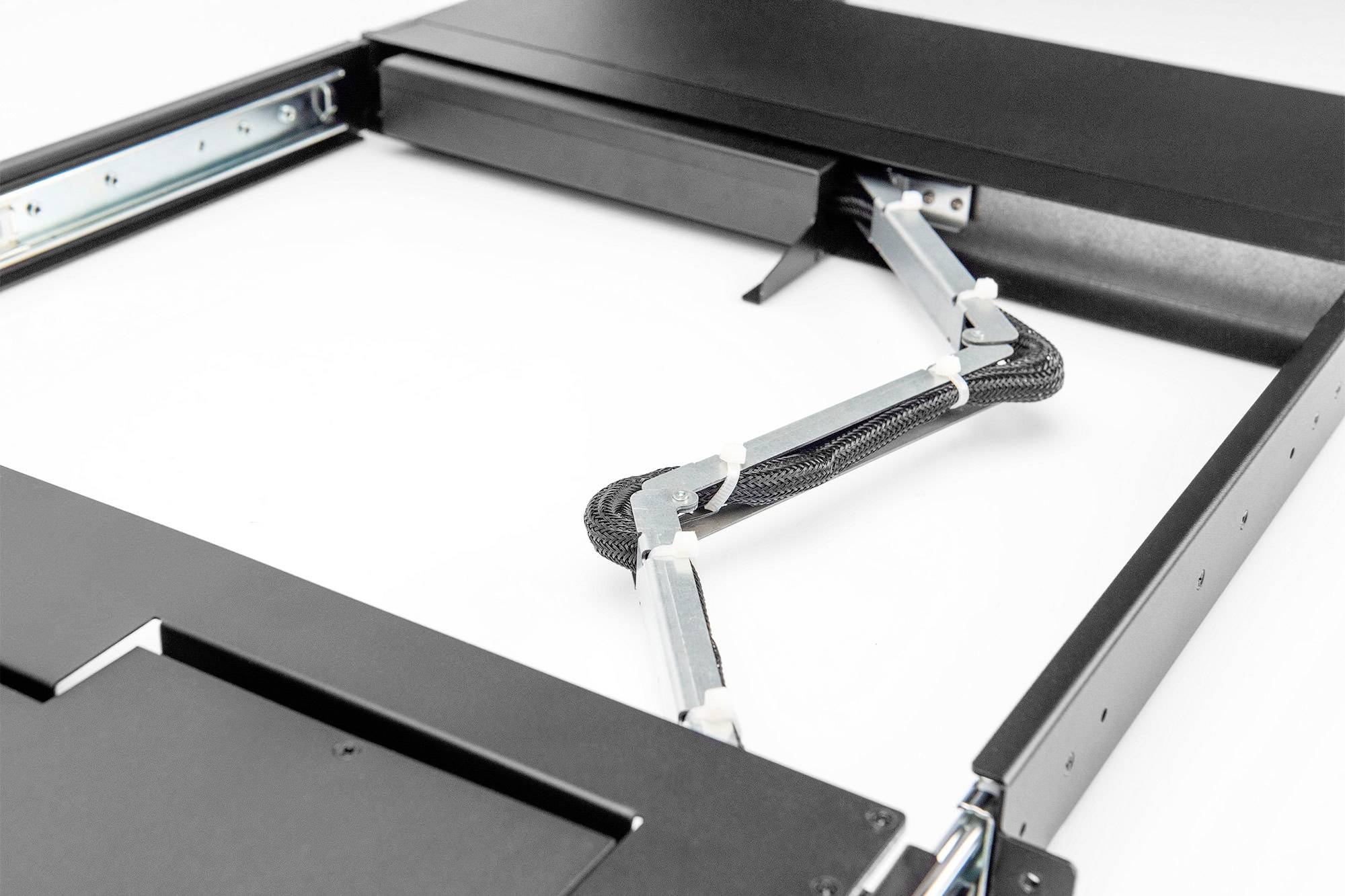 Ein offener schwarzer Metallrahmen mit Schienen und einem flexiblen Kabelkanal in der Mitte, möglicherweise für Schubladen- oder Rack-Systeme.