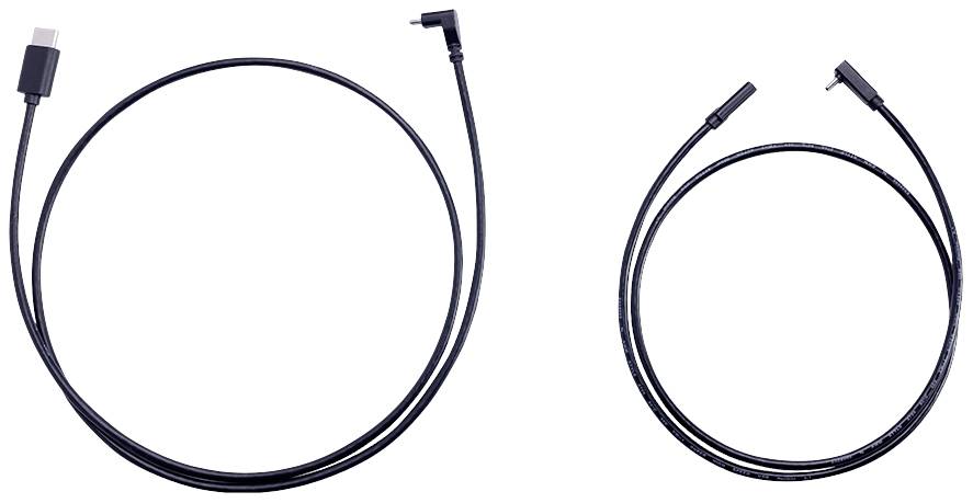 Zwei schwarze Kabel: links ein längeres mit USB-C-Stecker, rechts ein kürzeres mit abgewinkeltem Stecker, beide auf weißem Hintergrund.