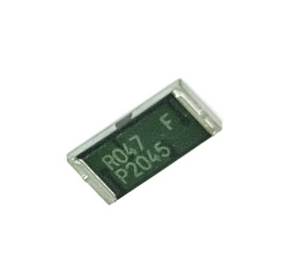 Ein grüner elektronischer Widerstand mit der Aufschrift 'R047 P2045 F'.