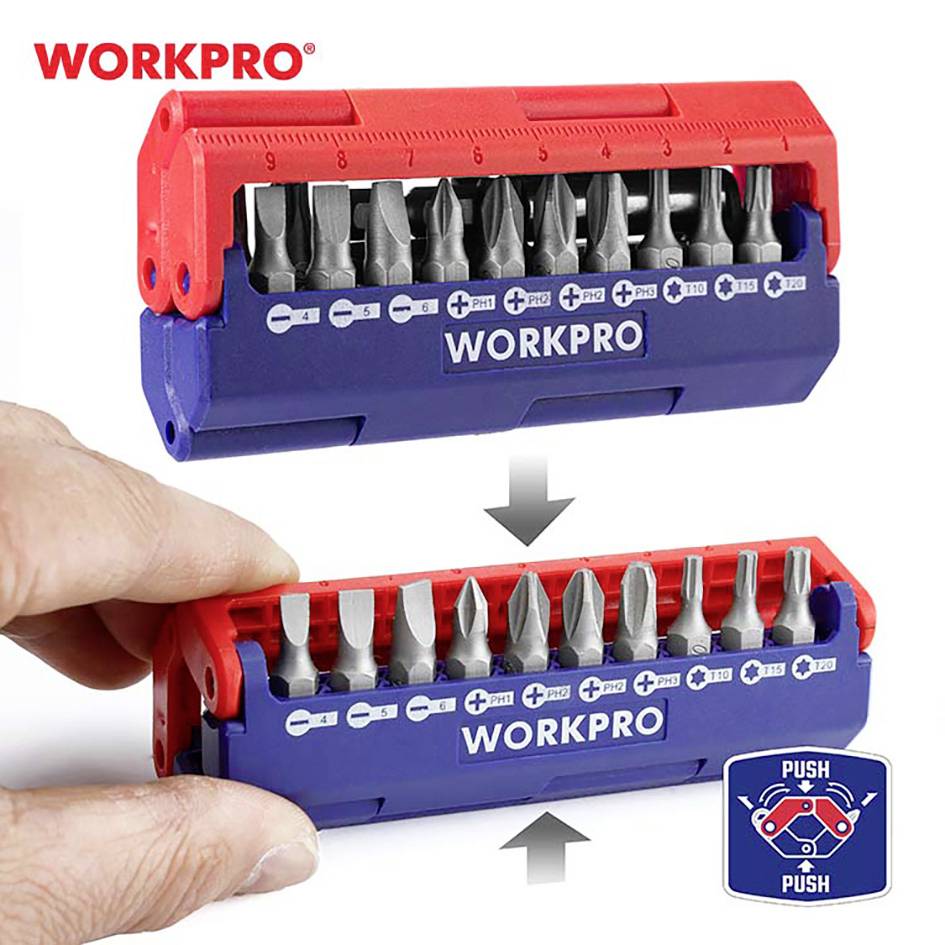 Person drückt auf einen roten Hebel, um einen blauen Bit-Halter von WORKPRO zu öffnen. Pfeile zeigen die Bewegungsrichtung an.