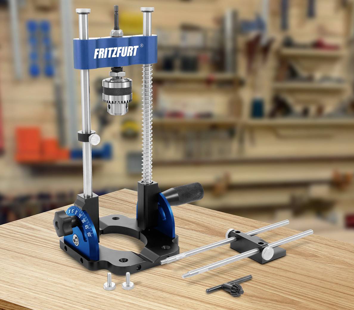 Bohrständer auf Werkbank in einer Werkstatt. Aufdruck 'Fritzfurt'. Hintergrund mit unscharfen Werkzeugregalen.