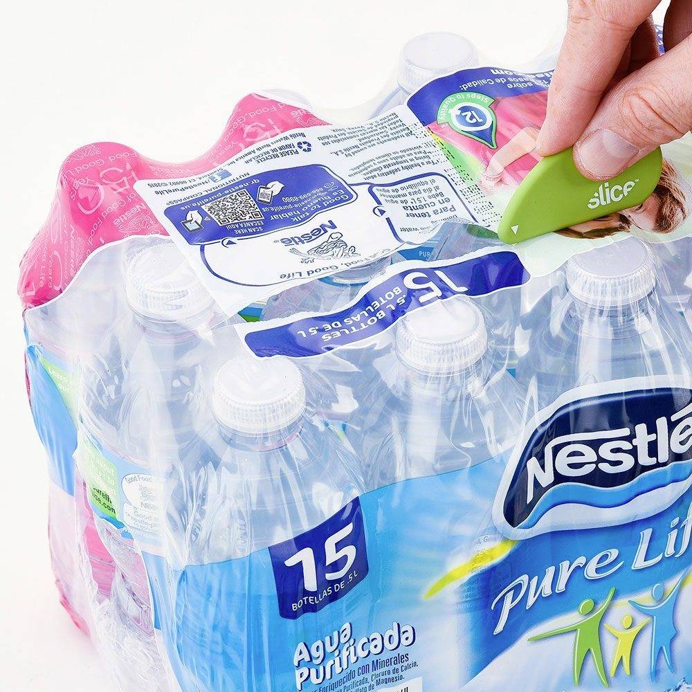 Packung mit 15 Flaschen Nestlé Pure Life Wasser. Eine Hand benutzt ein grünes Werkzeug, um die Plastikverpackung zu öffnen.