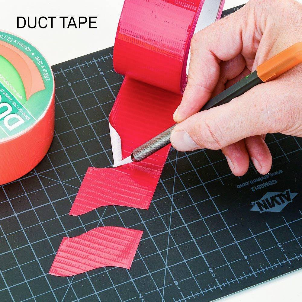 Eine Hand schneidet rotes Klebeband auf einem schwarzen Schneidebrett. Links befindet sich eine Rolle 'Duct Tape'.